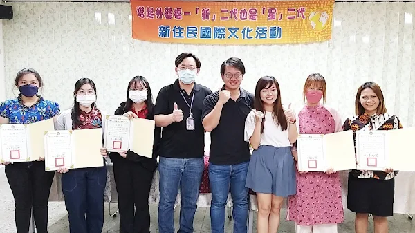 ▲二林工商學務主任頒發感謝狀予明道大學國際師生。（記者林明佑翻攝）
