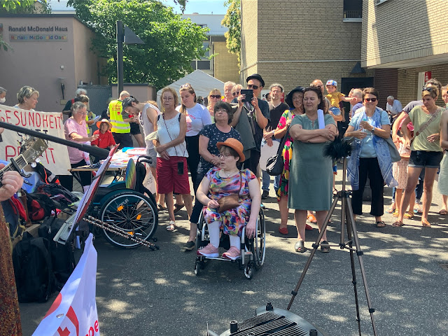 Bei der Kundgebung am 24.06. vor dem Kinderkrankenhaus Amsterdamer Straße