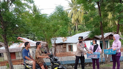 Berkah Ramadhan, Polsek Bualemo Bagikan Takjil kepada Pengendara