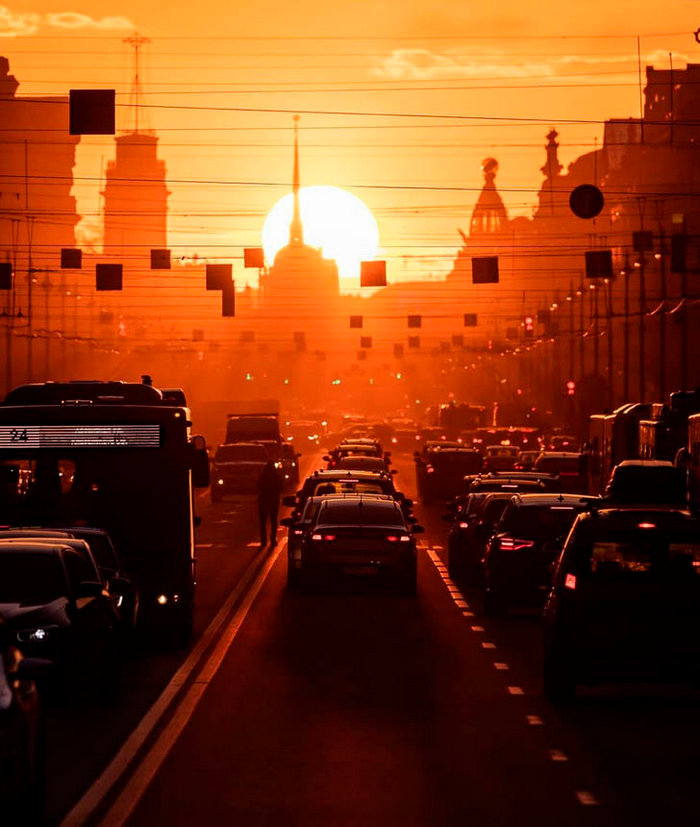 There would be a goal, but the moment will turn up. Sunset, which the photographer "caught" specifically on Nevsky Prospekt, and finally everything has grown together