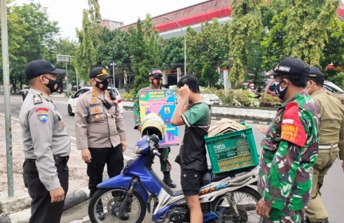  Bagikan Masker Gratis dan Himbauan 5M Terus Dilakukan Koramil 01/Sukoharjo