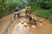Warga dan Pemdes  Lunas Jaya Gotong Royong Perbaiki Jalan Penghubung Antar Desa