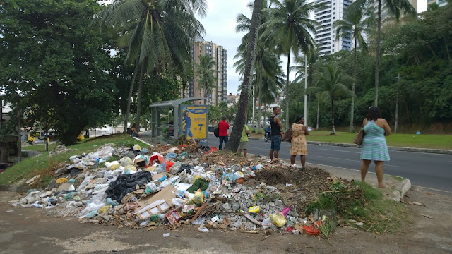 Lixão em ponto de ônibus na av. Garibaldi