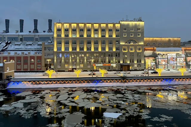 Зарядье, вид с «Парящего моста», Москва-река, Раушская набережная, центральный офис «Объединенная энергетическая компания»