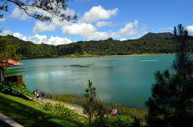 Segerombolan belibis di Danau Linow, Tomohon, Sulawesi Utara +jelajahsuwanto