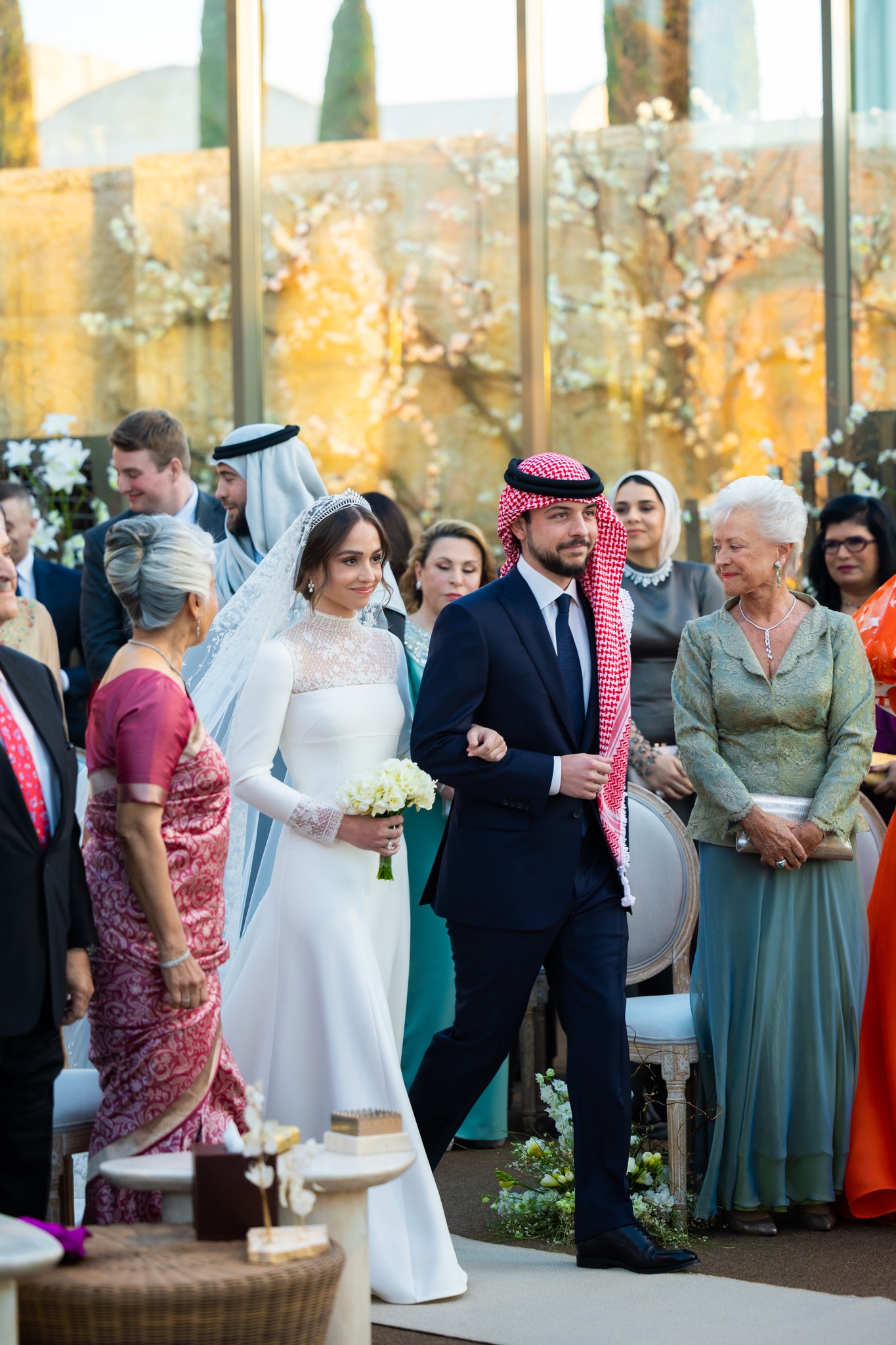 Princess Iman walked down the aisle with her elder brother Crown Prince Al-Hussein while her father and fiancé were waiting for her at the altar.