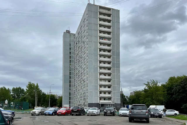 Волочаевская улица, дворы, жилой дом / общежитие для полицейских «Берёзка» (здание построено в 1983 году)
