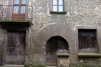 Interesante edificio construido en el centro del pueblo de  Rupit. Vic