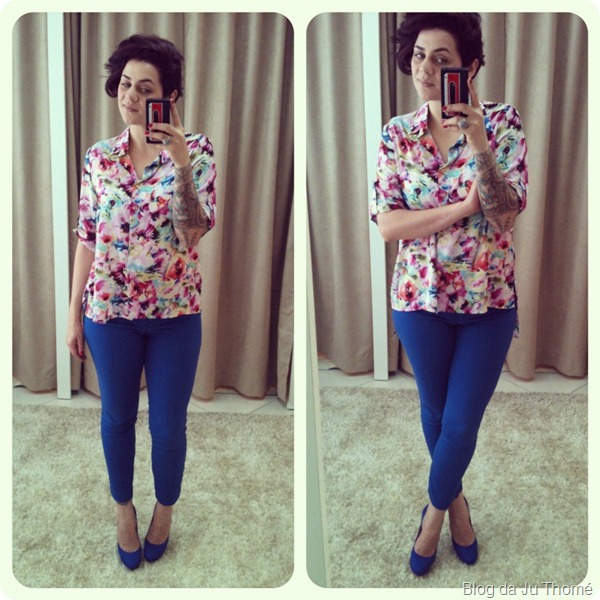 look calça azul camisa floral sapato azul