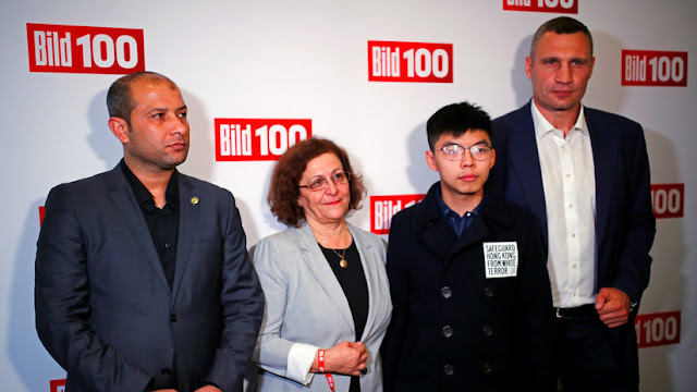 Fotografían al líder de las protestas de Hong Kong junto con el jefe de los Cascos Blancos 