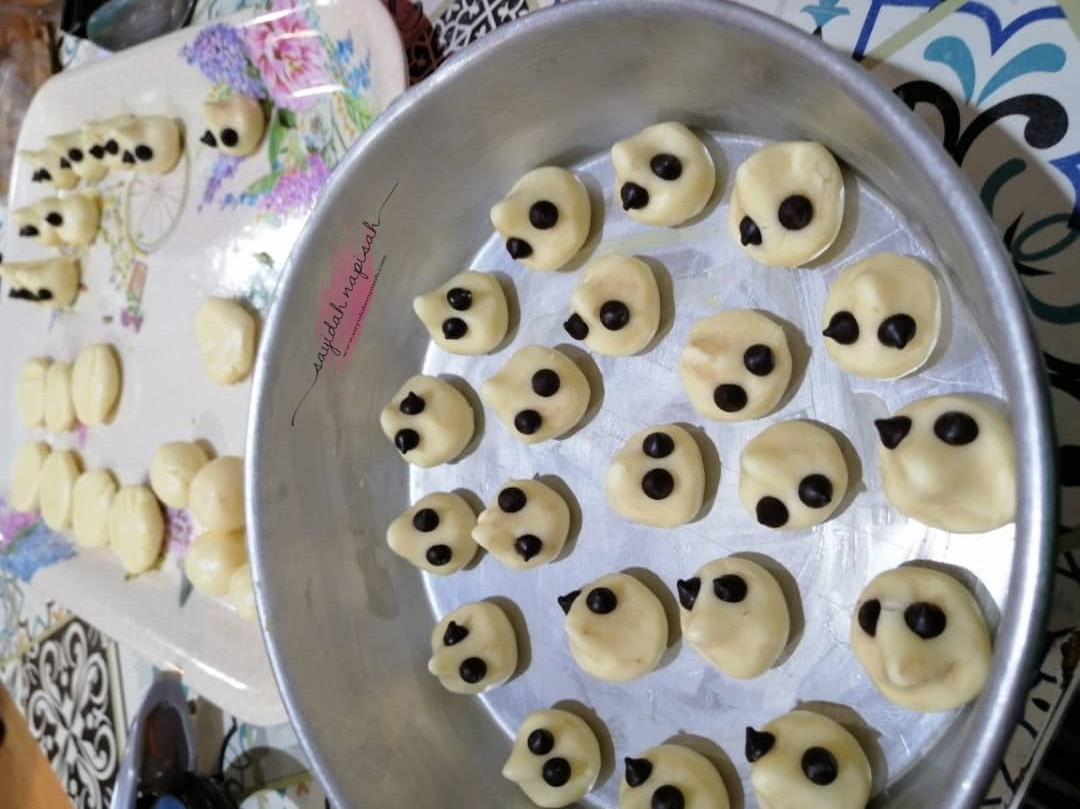 sedap biskut alien biskut ulat