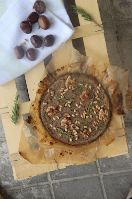 Cuillère et saladier : Castagnaccio (gâteau à la farine de châtaigne) - vegan