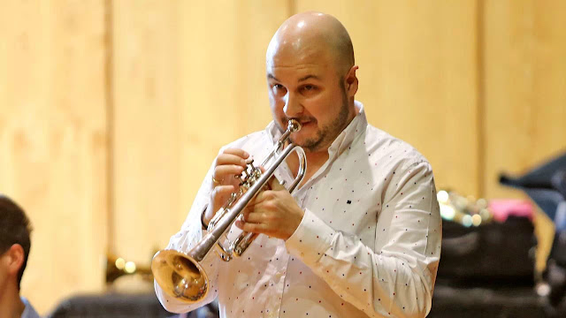 El trompetista de la Chicago Symphony Orchestra toca con la Banda Municipal