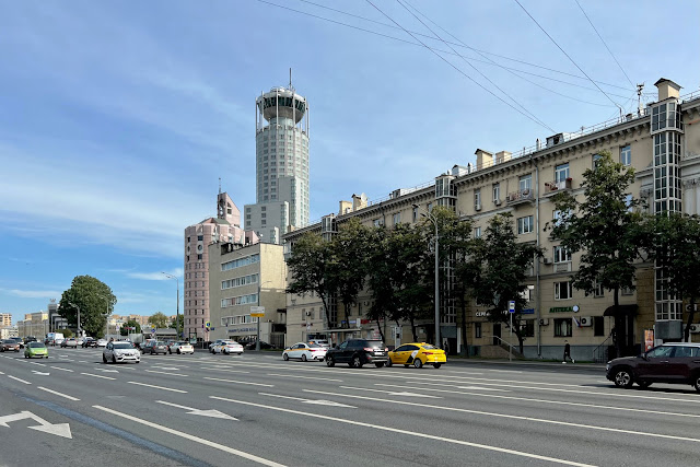 улица Зацепский Вал, многофункциональный комплекс «Красные холмы», здание бывшей конторы комплекса автобазы Наркомтяжпрома СССР (построено в 1933 году), жилой дом 1925 года постройки