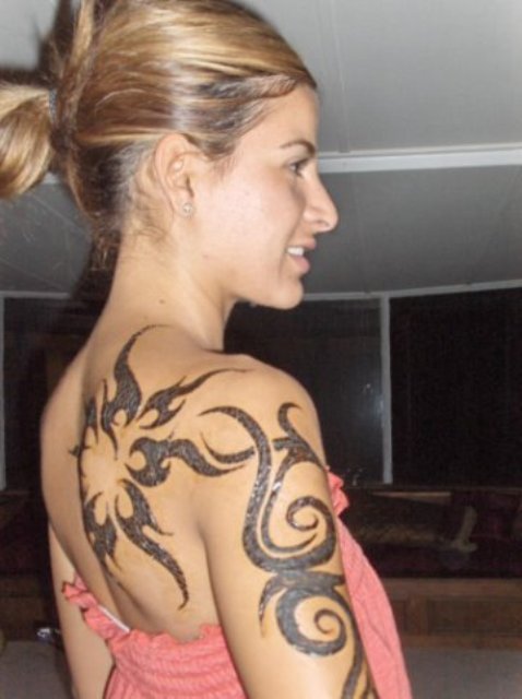 see females branding a Hawaiian tattoo instead of other typical pretty 