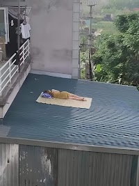 Trời nóng quá ngủ trên mái nhà