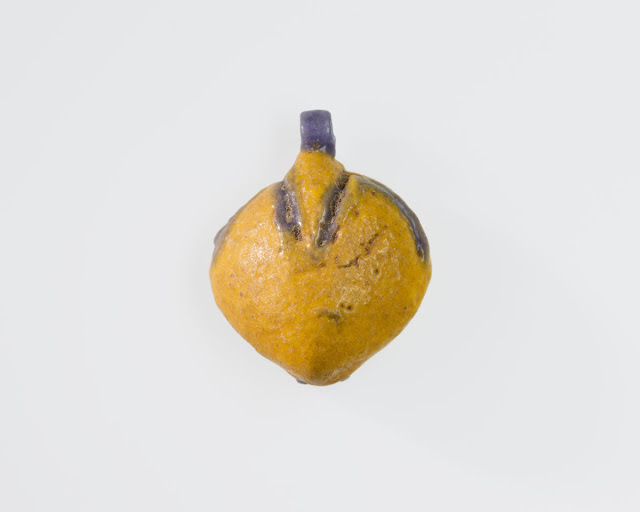 Persea fruit pendant: Dynasty 18