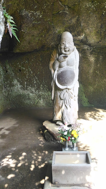 Après avoir mis une pièce en offrande, on caresse le ventre et on tourne autour de la statue, on a vu des japonais le faire