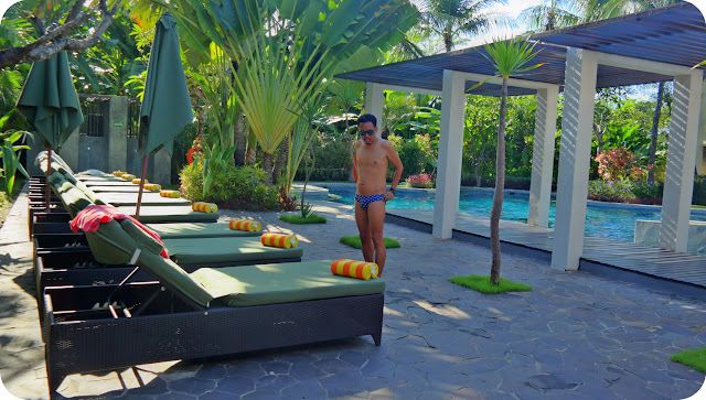 Para Pria Mandiri Berjemur Dengan Giant Floaties Di Kokonut Suites Kumpul - Kumpul MANJA di Kokonut SUITES Bali