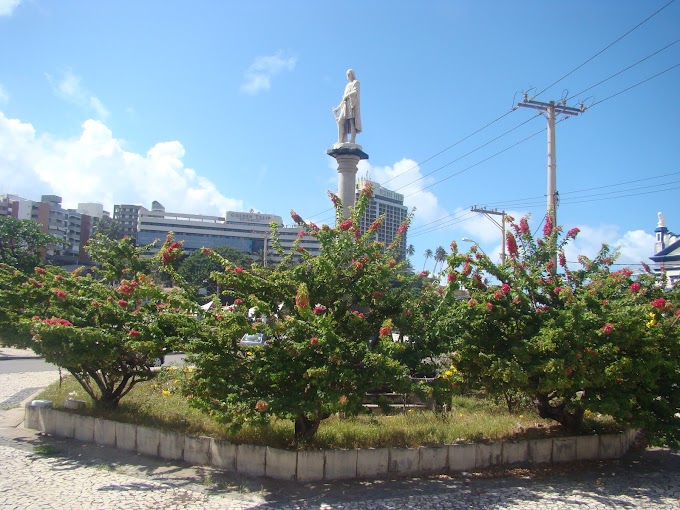 Flores embelezam a estátua de Colombo 