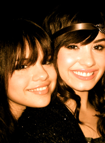 Demi Lovato e Selena Gomez eram amigas desde crian as quando trabalhavam 