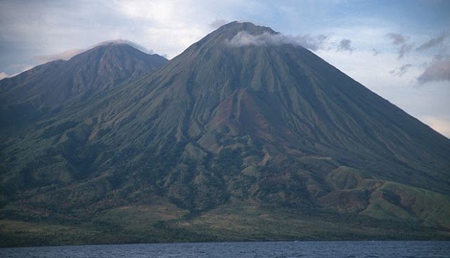http://silentobserver68.blogspot.com/2012/11/three-indonesian-volcanoes-rumbling.html