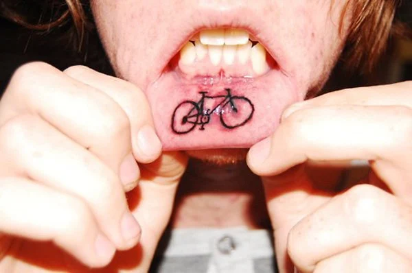 labio inferior con el tatuaje de una bicicleta