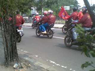 http://penguintanah.blogspot.com/2013/05/seribu-buruh-fspoi-berdemo-di-depan.html