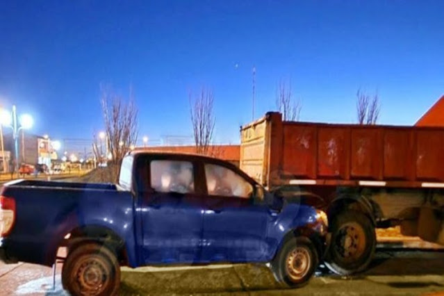 Borracho se metio debajo de un camion con la camioneta