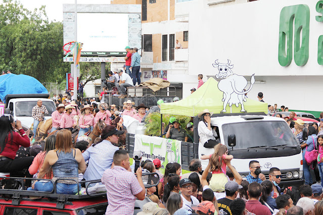 Con un colorido desfile-cabalgata que partió desde la avenida 14 de Febrero sector Los Profesionales, y culminó en la avenida Rotaria, se dio inicio a la edición 41 de las ferias de Carora, llamadas en esta oportunidad Expoferia Carora 2022, en homenaje al presbítero Alberto Álvarez Gutiérrez en honor a San Juan Bautista y en el marco del bicentenario de la muerte del Epónimo Pedro León Torres. Un río de gente colmó las calles de la ciudad para dar la bienvenida al evento más importante del año, mientras en el parque ferial “Teodoro Herrera Zubillaga” (abarrotado de visitantes también), quedó oficialmente inaugurada la edición correspondiente a este año.