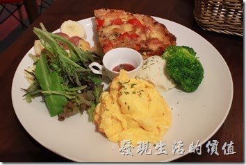台南-mumu小客廳早午餐。【法式鹹蔬鹹派】早午套餐，NT$220。除了法式鹹派外，還有野菜沙拉以及歐姆蛋。