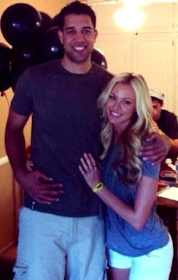 Elaine Alden y Landry Fields con ropa casual 