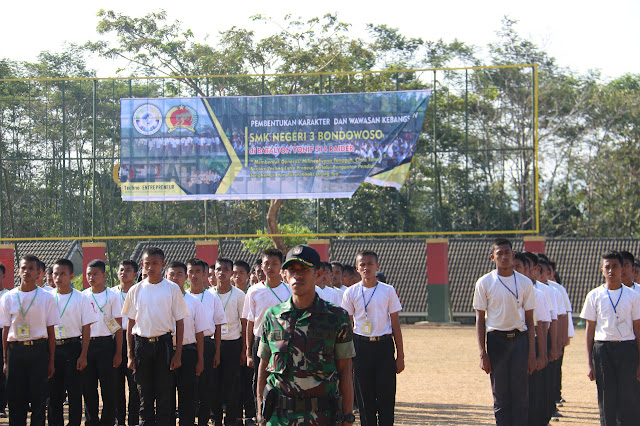 Yonif Raider 514 Kostrad Melatih PBB Siswa SMK Negeri 3 Bondowoso 