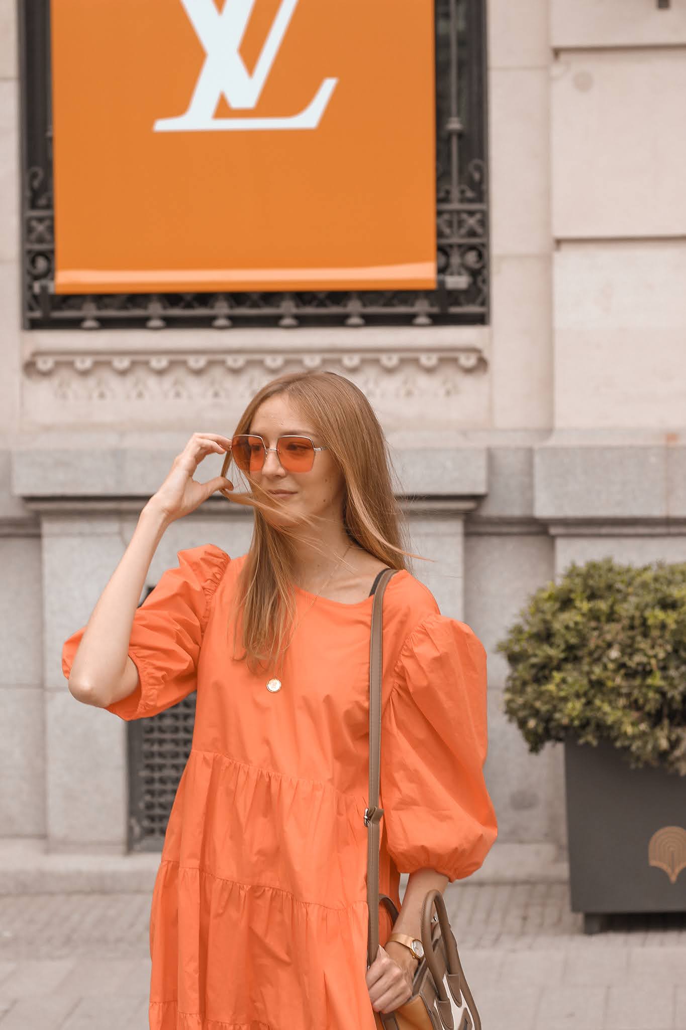 vestido-anonyme-naranja-sandalias-yokono-gafas-hawkers-getafe-the-style-outlets