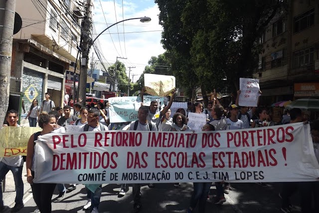 Estudantes do C.E Jornalista Tim Lopes, no Complexo do Alemão, tomaram as ruas do subúrbio.