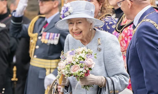 The Countess of Wessex is wearing a fabulous bold green, fitted shirt dress. Prince Charles, Princess Anne