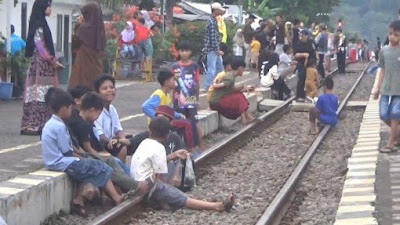 KAI Larang Ngabuburit di Sekitar Jalur Kereta Api, Ini Konsekuensinya!