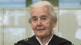 'Vovó nazista' alemã é condenada à prisão por negação do Holocausto