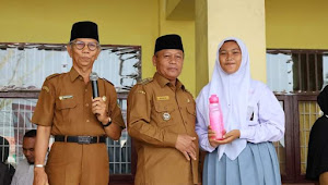 Wali Kota Tanjungbalai Berikan Bingkisan Kepada Siswa dan Guru SMAN 7