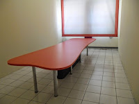 Interior Ruang Meeting - Meja Rapat Kaki Stainless Warna Oranye