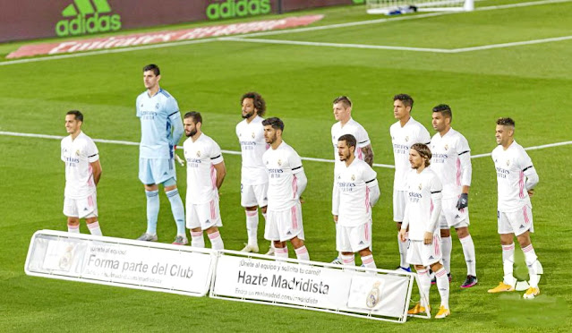 REAL MADRID C. F. Temporada 2020-21. Courtois, Marcelo, Kroos, Varane, Casemiro, Mariano. Lucas Vázquez, Nacho, Marco Asensio, Eden Hazard, Luka Modric. REAL MADRID C. F. 1 DEPORTIVO ALAVÉS 2. 28/11/2020. Campeonato de Liga de 1ª División, jornada 11. Valdebebas, Madrid, estadio Alfredo Di Stéfano. GOLES: 0-1: 5’, Lucas Pérez, de penalti. 0-2: 49’, Joselu. 1-2: 86’, Casemiro.