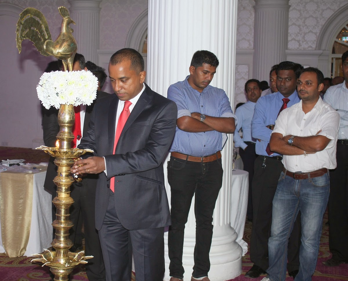 Harsha de Silva, Chairman of Navara Capital Group lights the traditional oil lamp at the R&M launch