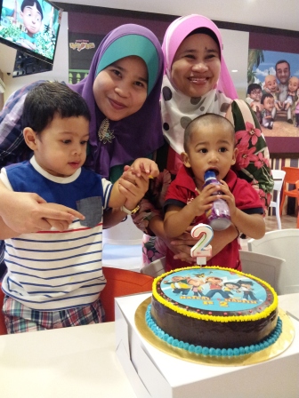 Kisah Mak Anak Tiga: Celebration at Restoran Upin Ipin :)
