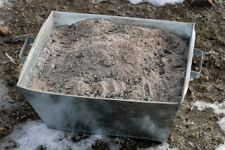 A very full ash bucket