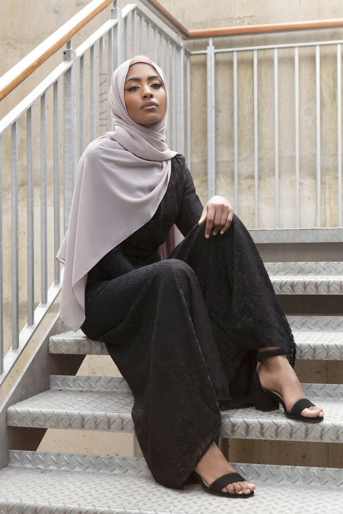 Panduan dan Ide fashion hijab Hitam simple dan casual 
