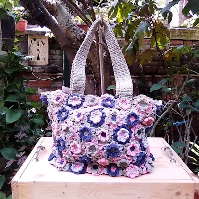 Tas Rajut Motif Timbul Bunga-Bunga - Biru-Pink