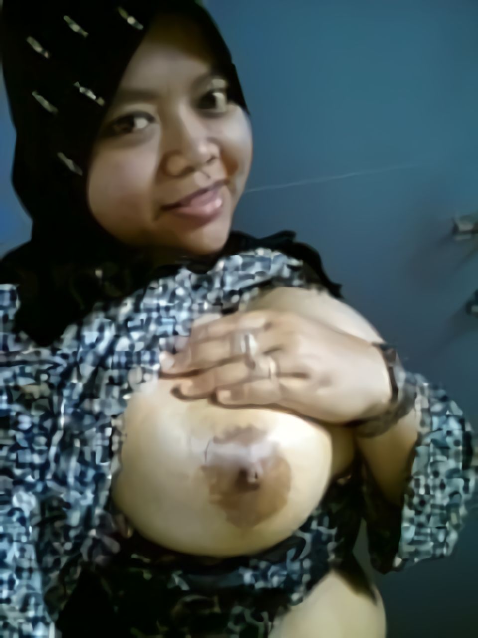  tante cantik berjilbab pamer toket gede. gambar bokep tante girang jilbab pamer payudara gede 