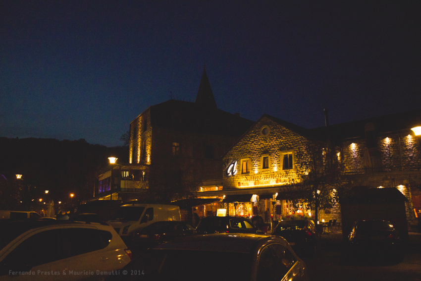 foto noturna da cidade de Durbuy