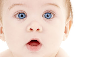 малыш с голубыми глазами