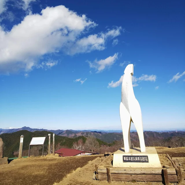 陣馬山山頂　白馬